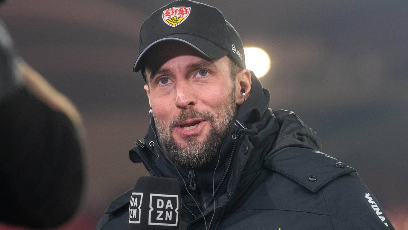 Bleibt er in Stuttgart? VfB-Trainer Sebastian Hoeneß vor dem Spiel gegen Union Berlin.