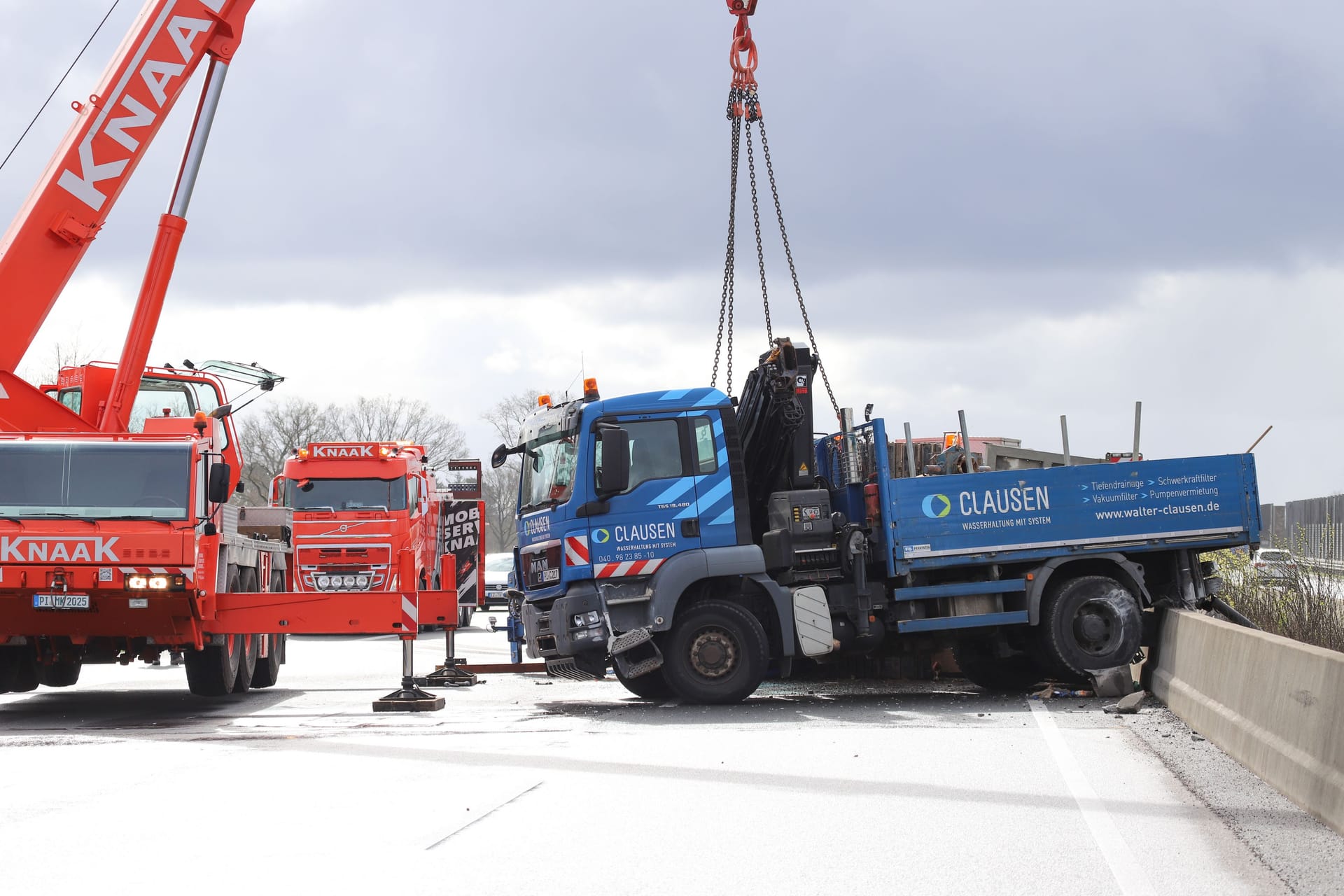 Der Lkw ist gegen eine Betonschutzwand geprallt und stürzte auf die Seite.