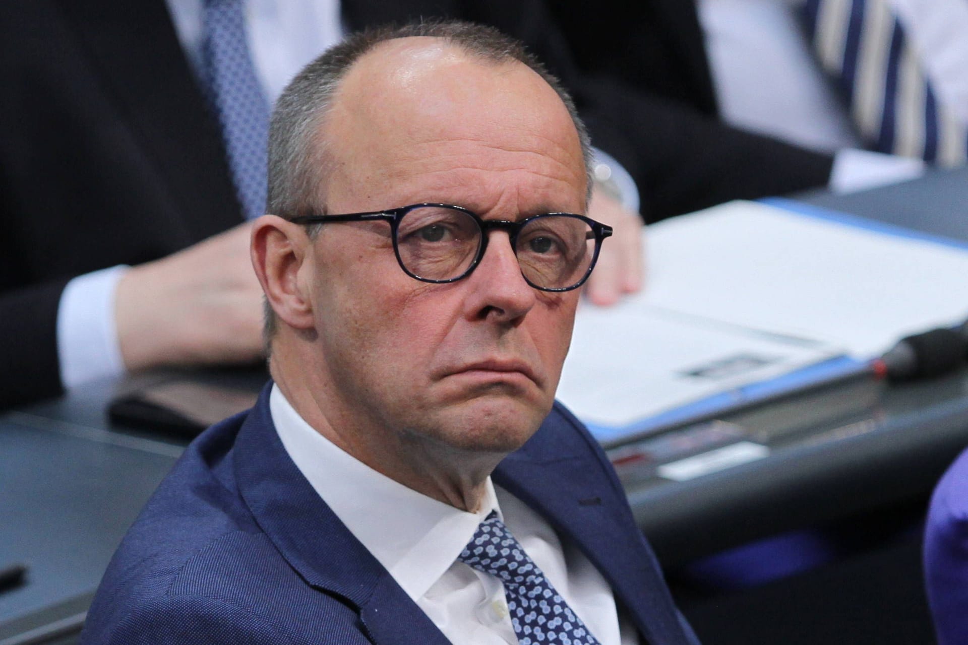 Friedrich Merz im Bundestag (Archivbild): Die CDU will beim Bürgergeld hohe Einsparungen vornehmen – und Leistungen kürzen.