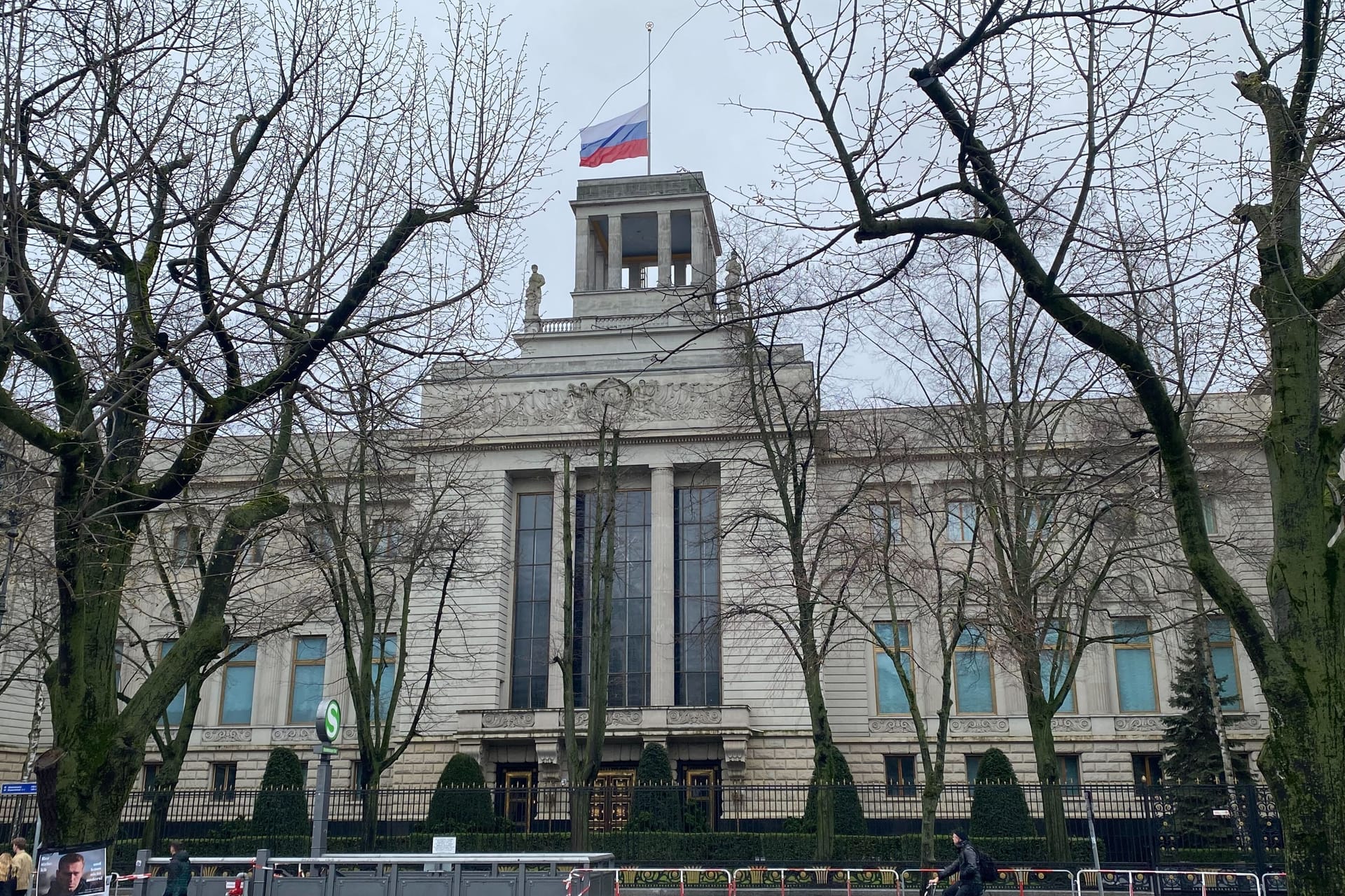Russische Botschaft in Berlin: Die russische Flagge weht auf halbmast.
