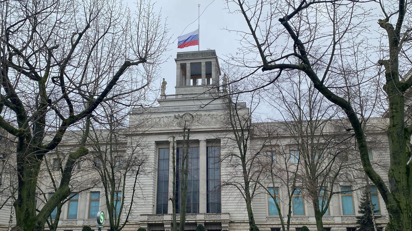 Russische Botschaft in Berlin: Die russische Flagge weht auf halbmast.