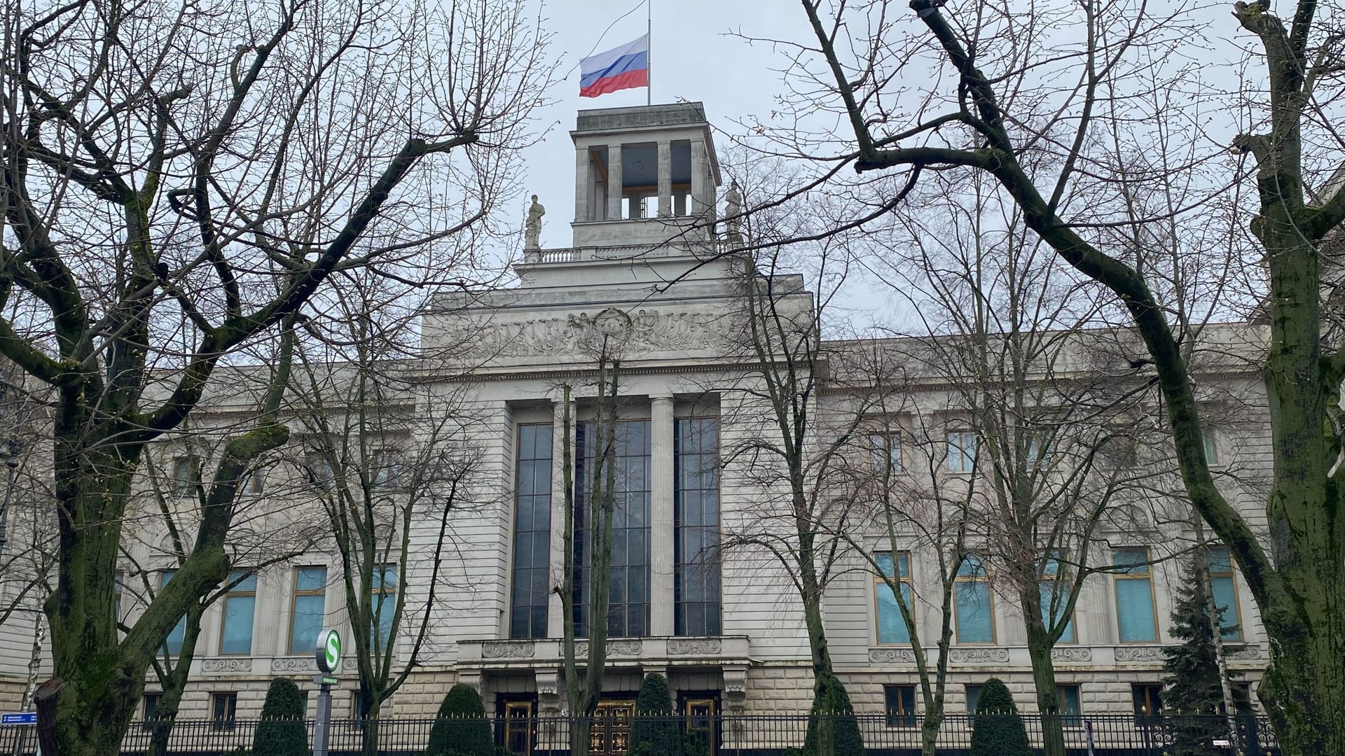 Russische Botschaft in Berlin: Die russische Flagge weht auf halbmast. Russische Botschaft in Berlin: Die russische Flagge weht auf halbmast.