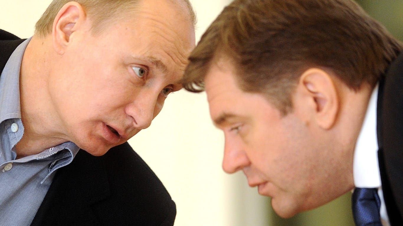 Russlands Machthaber Wladimir Putin mit Sergei Schmatko: Ex-Stasi-Spion Warnig soll ihn fürs Ministeramt empfohlen haben.