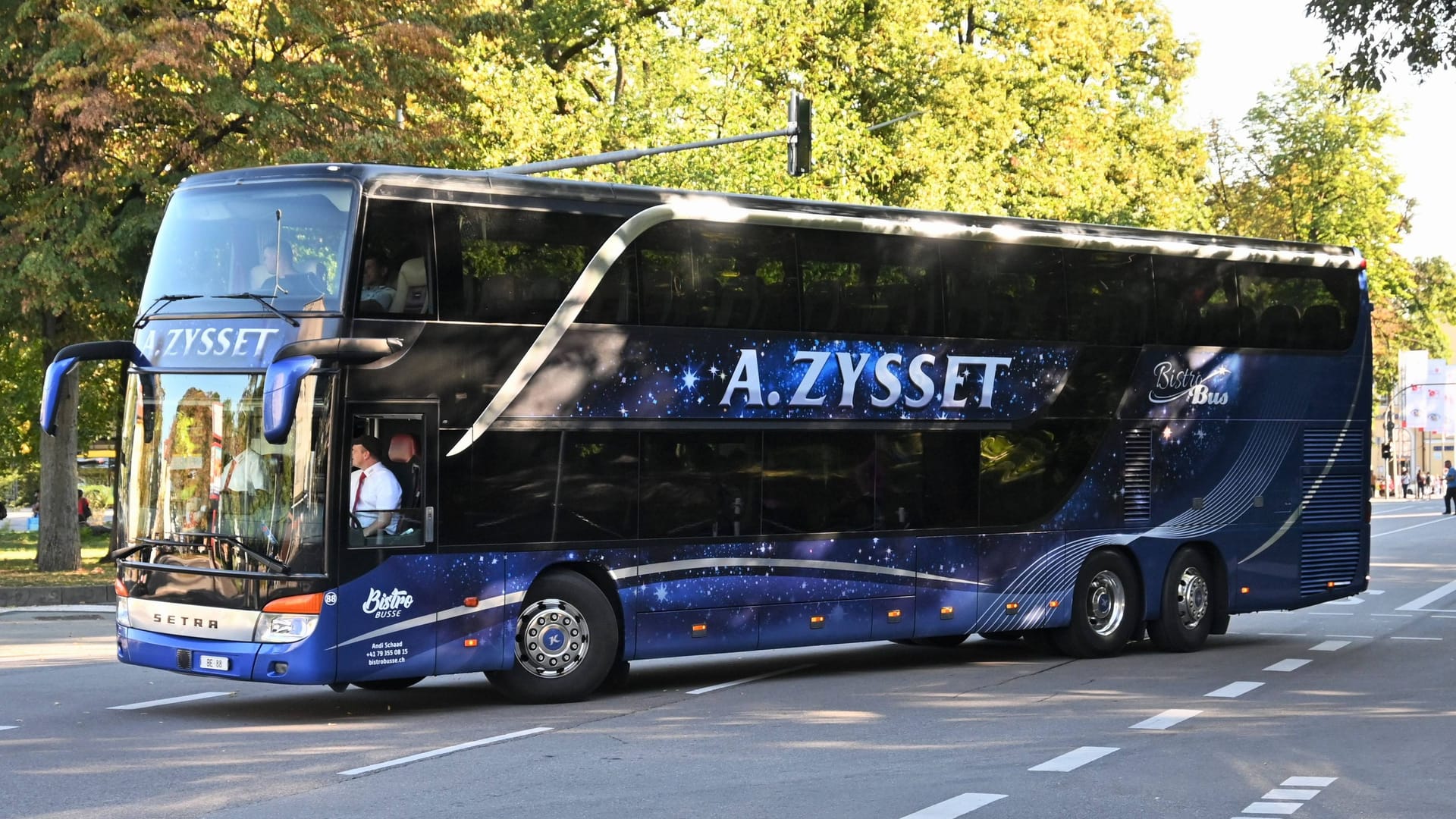 Ein doppelstöckiger Reisebus (Symbolbild): Besetzt mit einer Schulklasse, wurde ein solcher Bus von einem Lastwagen gerammt.