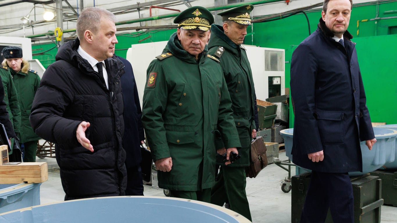 Russlands Verteidigungsminister Sergej Schoigu (M.) beim Besuch einer Rüstungsfabrik Ende Februar 2024.