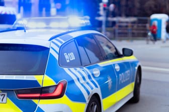 Ein Streifenwagen der Polizei (Symbolbild): Die Beamten konnten den BMW finden, vom Fahrer fehlt jedoch jede Spur.