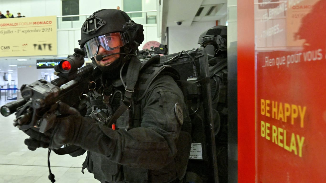 Mitglied einer französischen Spezialeinheit (Symbolbild): Bei Razzien im ganzen Land wurden 1.700 Menschen festgenommen.