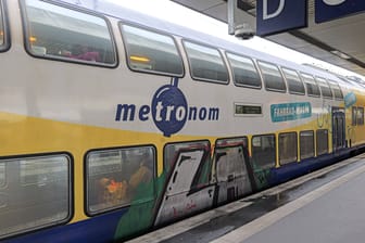 Ein Metronom im Bahnhof (Symbolbild): Ein Obdachloser wurde aggressiv, als er sich ausweisen sollte.