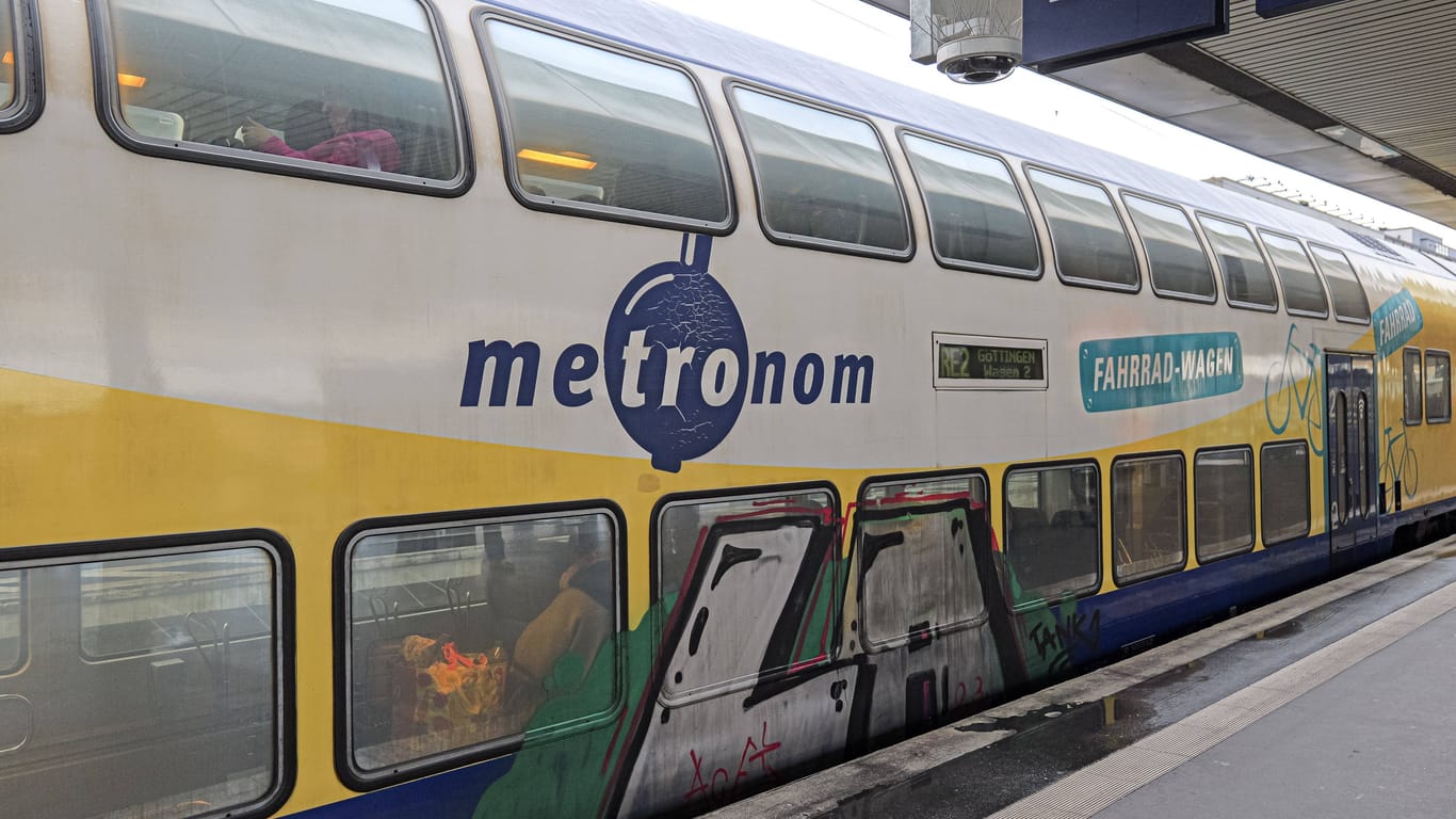 Ein Metronom im Bahnhof (Symbolbild): Ein Obdachloser wurde aggressiv, als er sich ausweisen sollte.