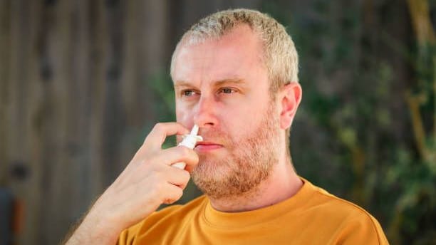 Volle Wirkung: Bei antiallergischen Sprays kommt es auf den richtigen Winkel an.