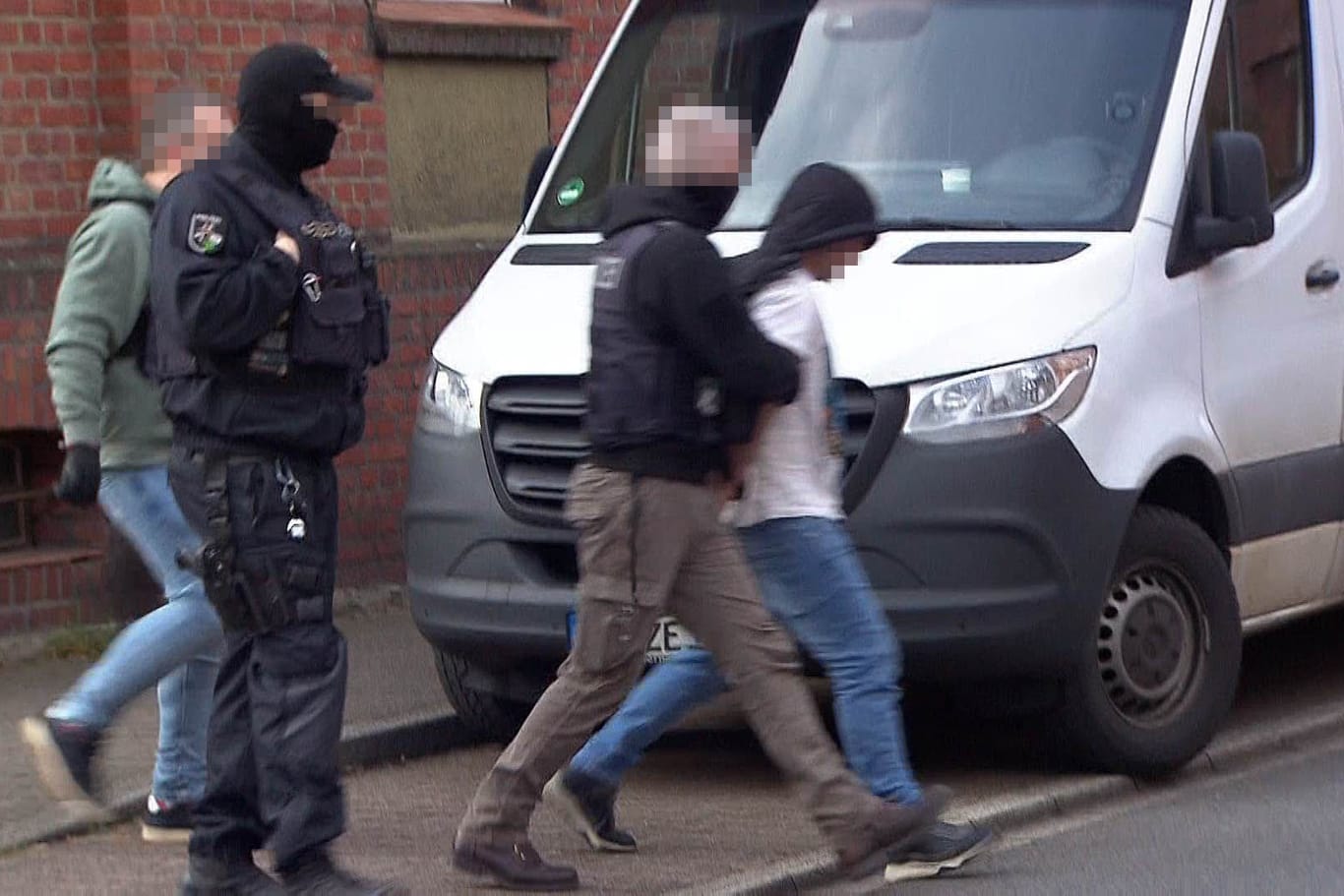Einsatzkräfte des SEK: In Dortmund wurden Wohn- und Geschäftshäuser durchsucht. Fünf Männer wurden festgenommen.