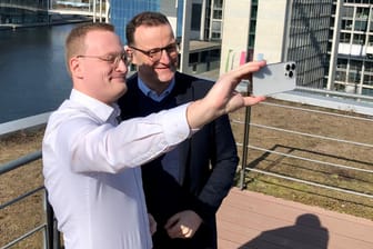 Selfie auf dem Balkon des Bundestagsbüros: Mirco Budde (links) besuchte am Dienstag CDU-Politiker Jens Spahn.