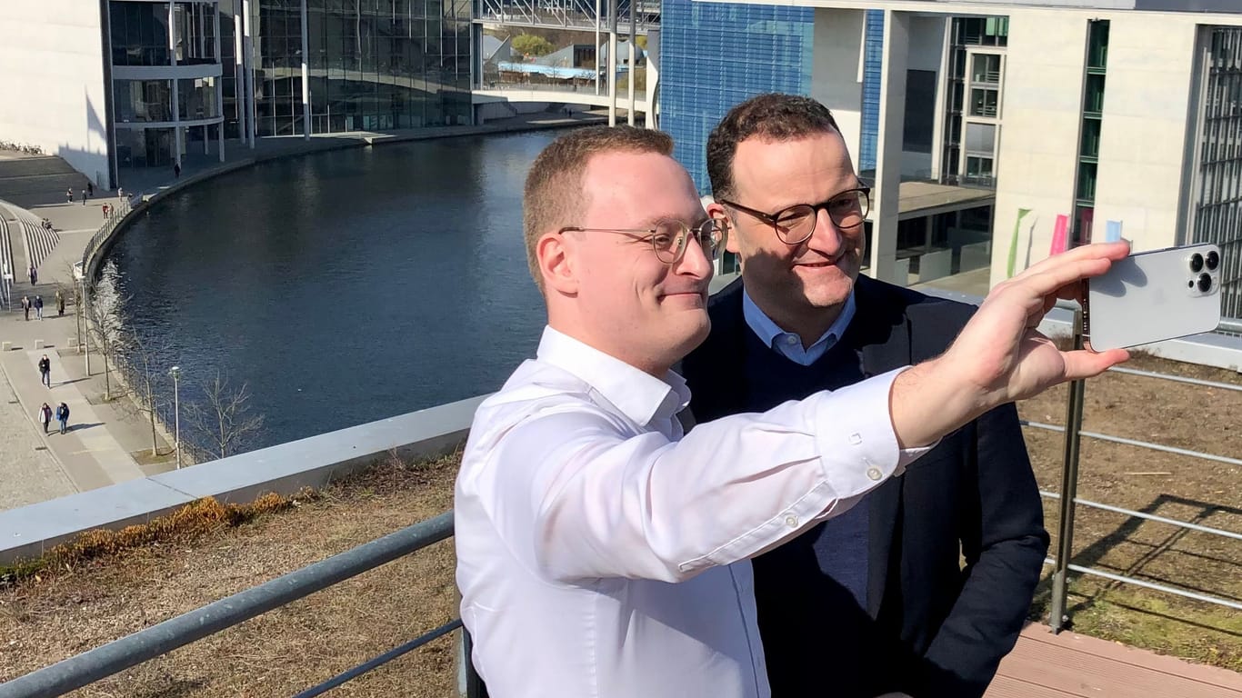 Selfie auf dem Balkon des Bundestagsbüros: Mirco Budde (links) besuchte am Dienstag CDU-Politiker Jens Spahn.