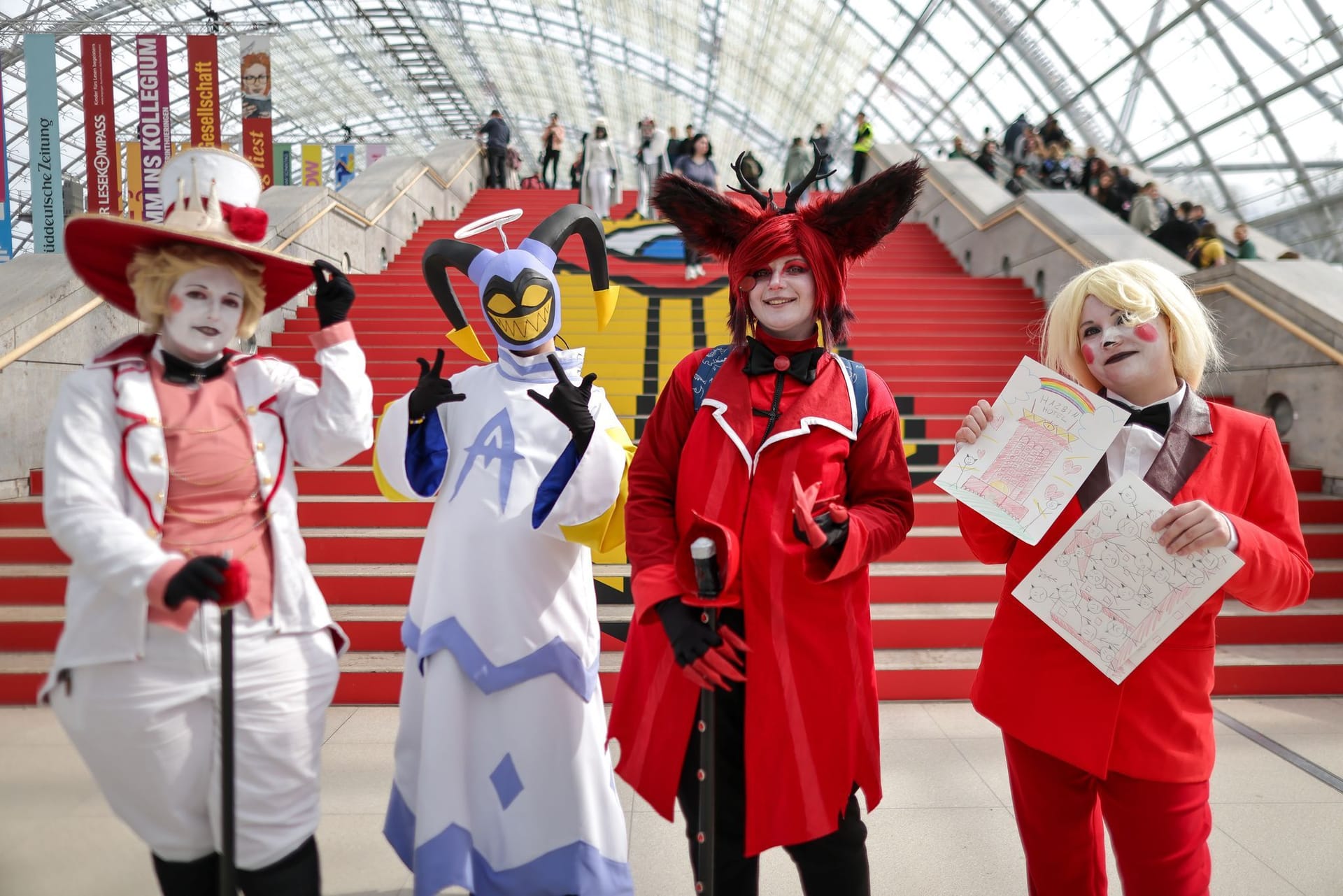 Vier Cosplayer stehen auf der Leipziger Buchmesse.