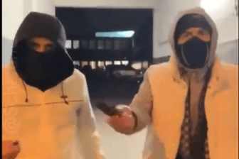 Screenshot von Drohvideo: Zwei mutmaßliche türkische Faschisten drohen in einem Video damit, Kurden zu töten.