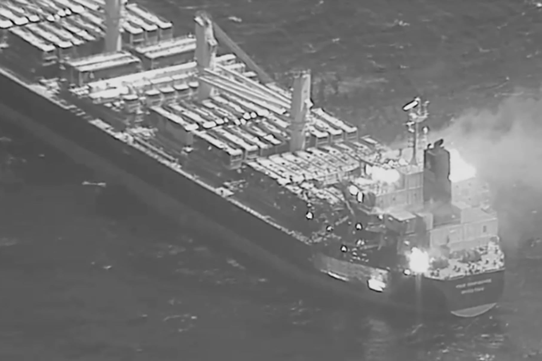 Feuer auf Frachtschiff