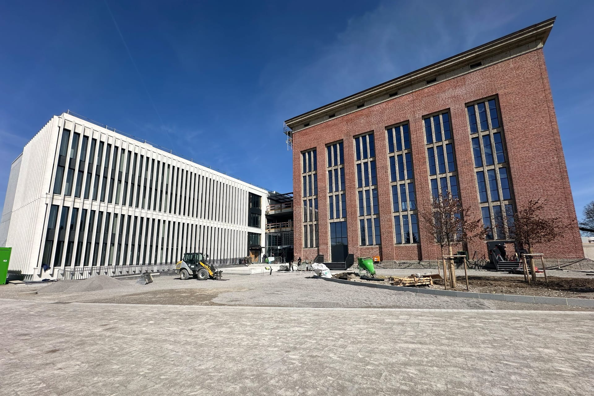 Das ehemalige Heizkraftwerksgebäude (rechts) neben dem Neubau: Zusammen ist es nun das Bergson Kunstkraftwerk.