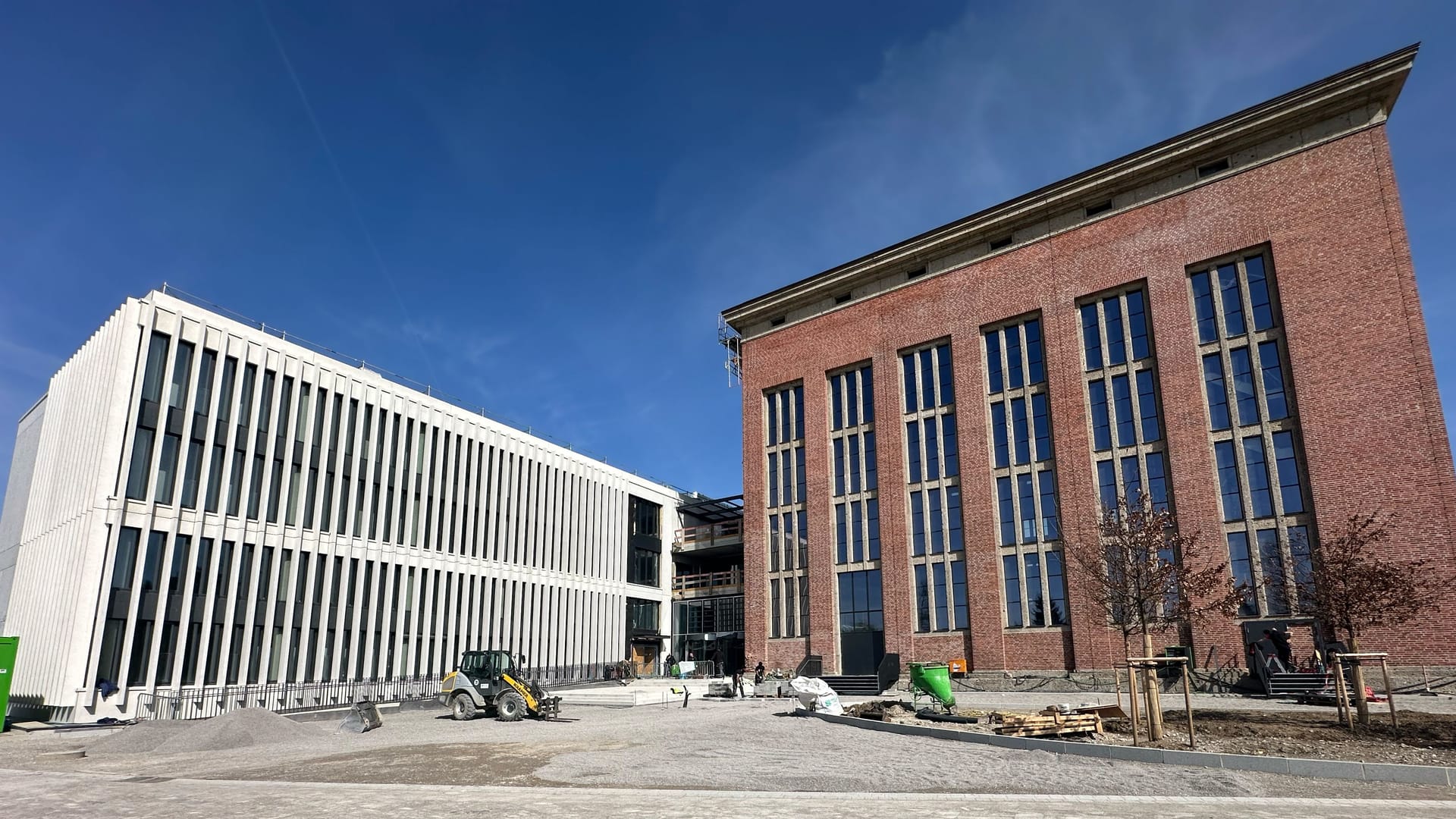 Das ehemalige Heizkraftwerksgebäude (rechts) neben dem Neubau: Zusammen ist es nun das Bergson Kunstkraftwerk.