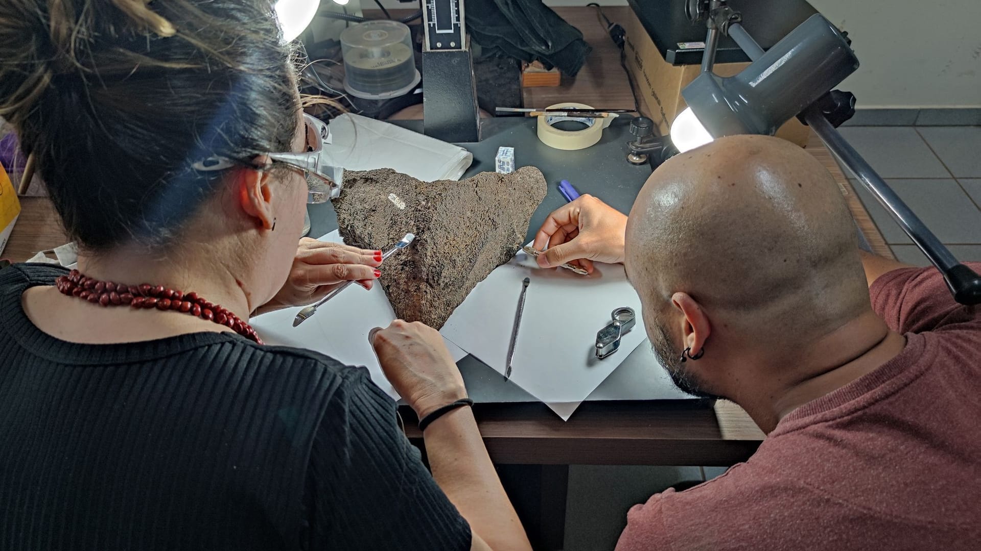 Erstautor Dr. Gabriel S. Ferreira (r) bei der Entnahme von Proben für die geochemischen Analysen.