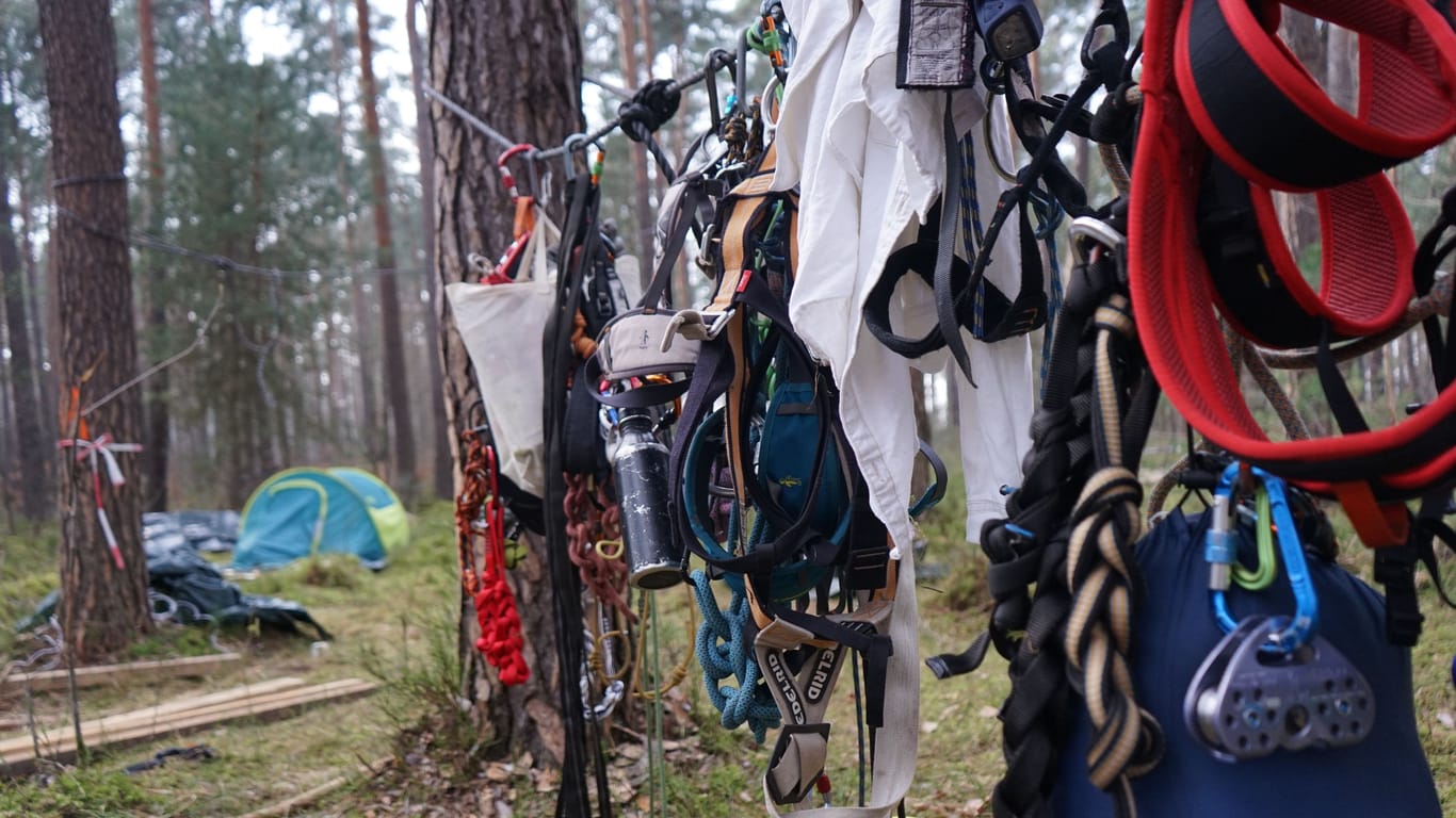 Klettergurte gehören in der Waldbesetzung bei Berlin zur Standardausrüstung der Aktivisten.