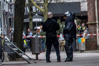 Einsatzkräfte in einem abgesperrten Bereich in der Innenstadt von Bochum: Im Bezirk Wattenscheid kam es zu einer Bombendrohung.