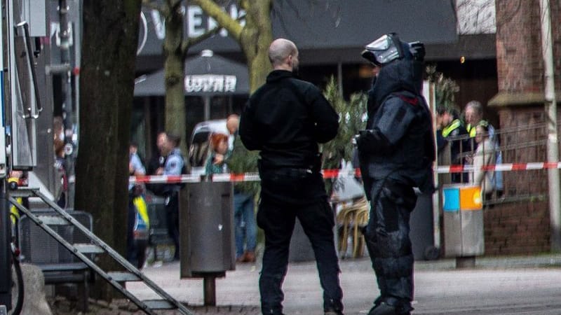 Einsatzkräfte in einem abgesperrten Bereich in der Innenstadt von Bochum: Im Bezirk Wattenscheid kam es zu einer Bombendrohung.