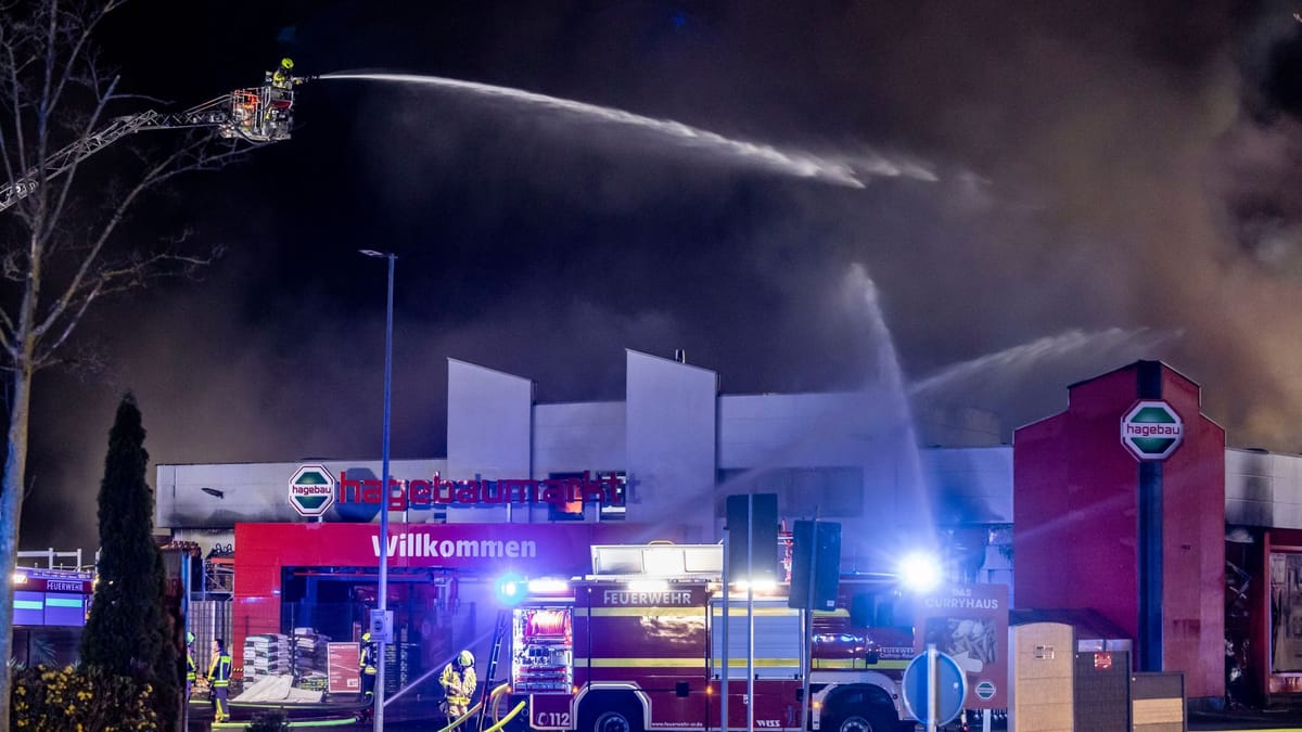 Hagebaumarkt in CastropRauxel steht in Flammen