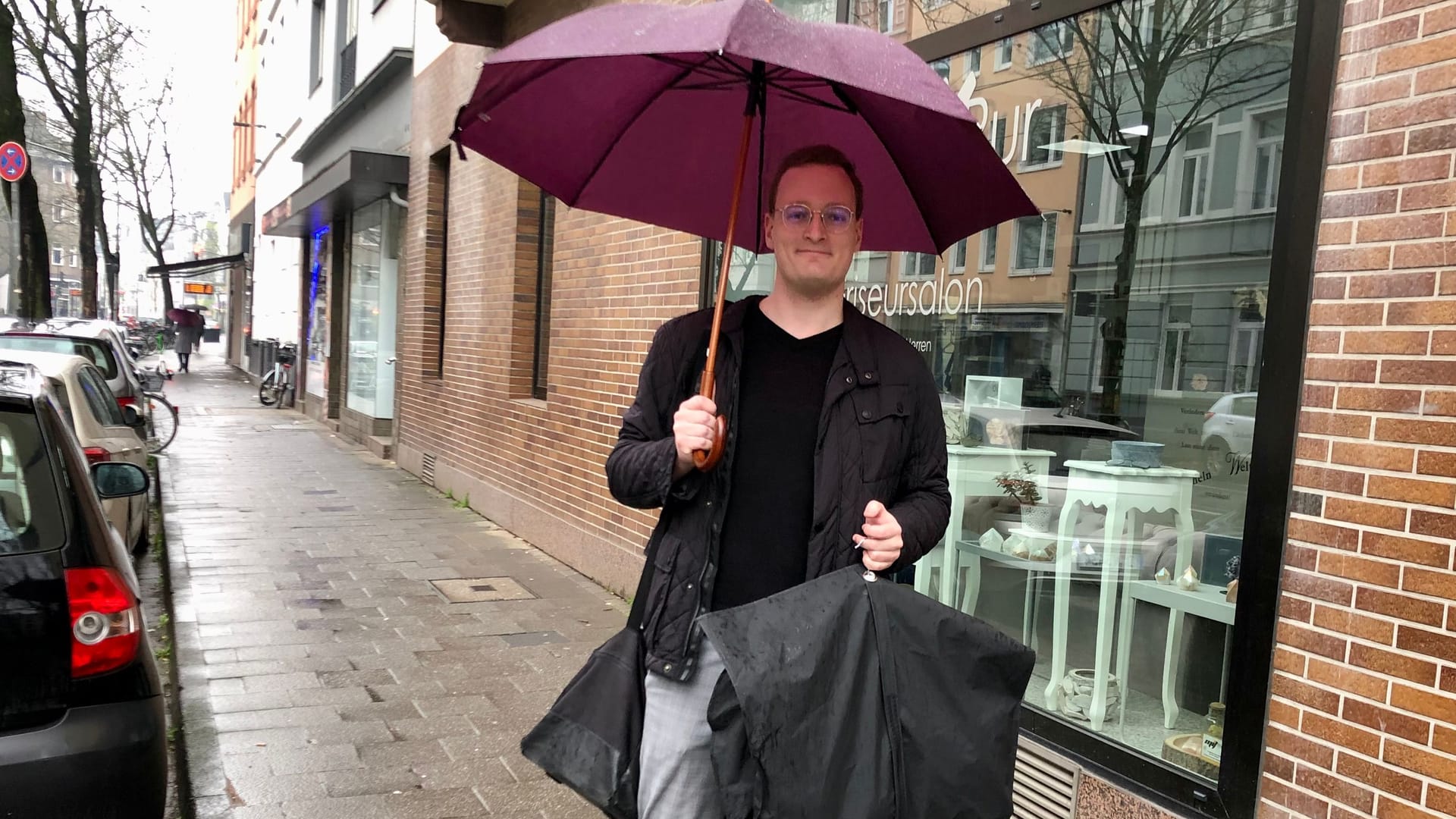 Vor der Abfahrt am Montag aus Düsseldorf nach Berlin ging es für Mirco Budde im Nieselregen noch einmal zum Frisör in Bilk.