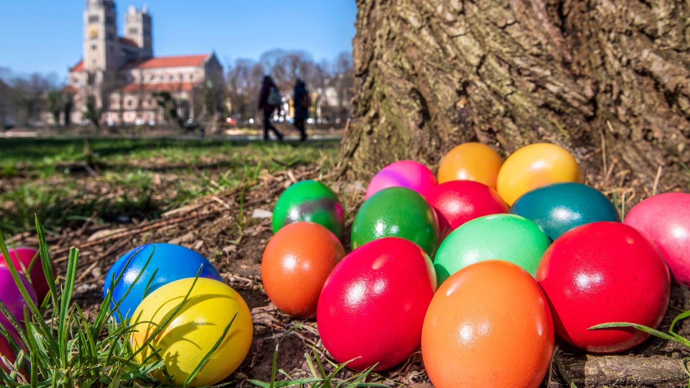 Ostereier in den Münchner Isarauen (Archivfoto): Zum Osterfest soll es wieder freundlicher werden.