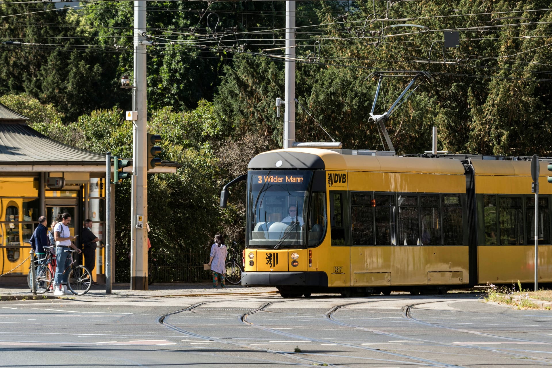 Eine Straßenbahn der Linie 3 in Richtung Wilder Mann, Dresden