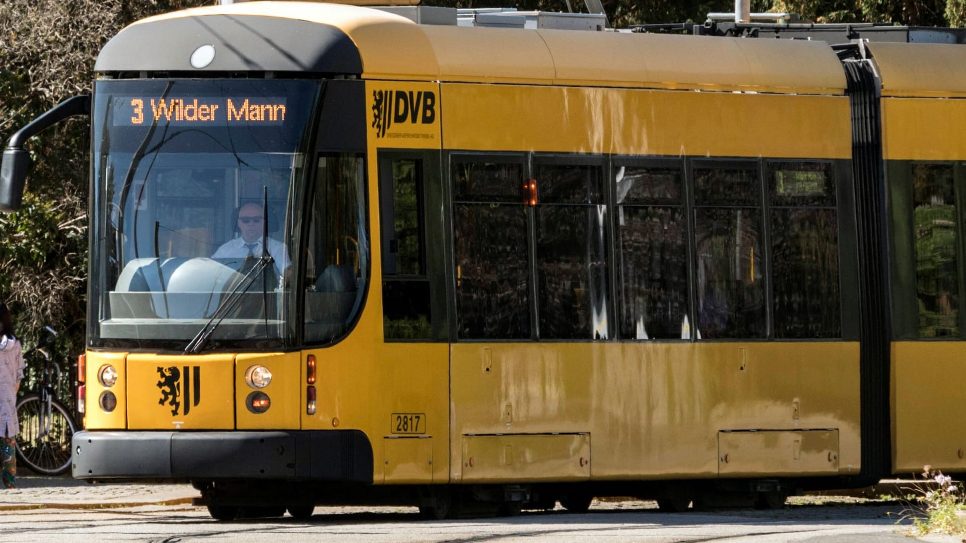 Eine Straßenbahn der Linie 3 in Richtung Wilder Mann, Dresden