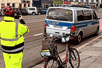 Der "Anzeigenhauptmeister" ist immer mit dem Fahrrad unterwegs: Screenshot aus der "Spiegel TV"-Reportage.
