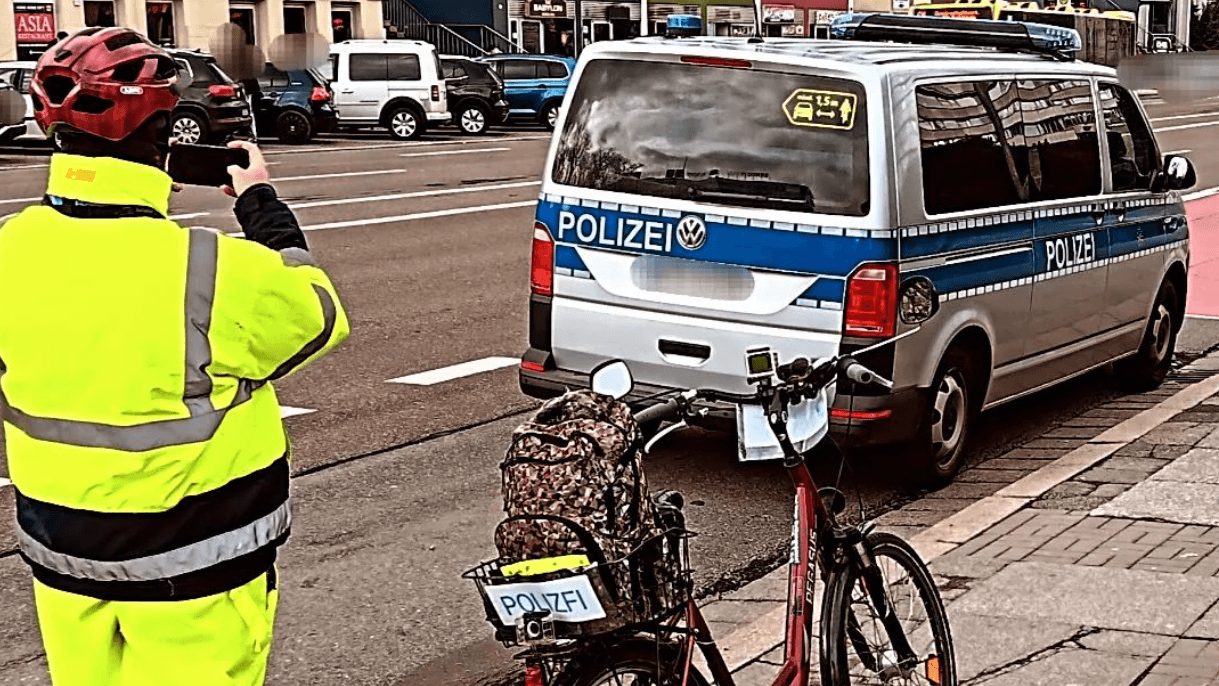 Der "Anzeigenhauptmeister" ist immer mit dem Fahrrad unterwegs: Screenshot aus der "Spiegel TV"-Reportage.