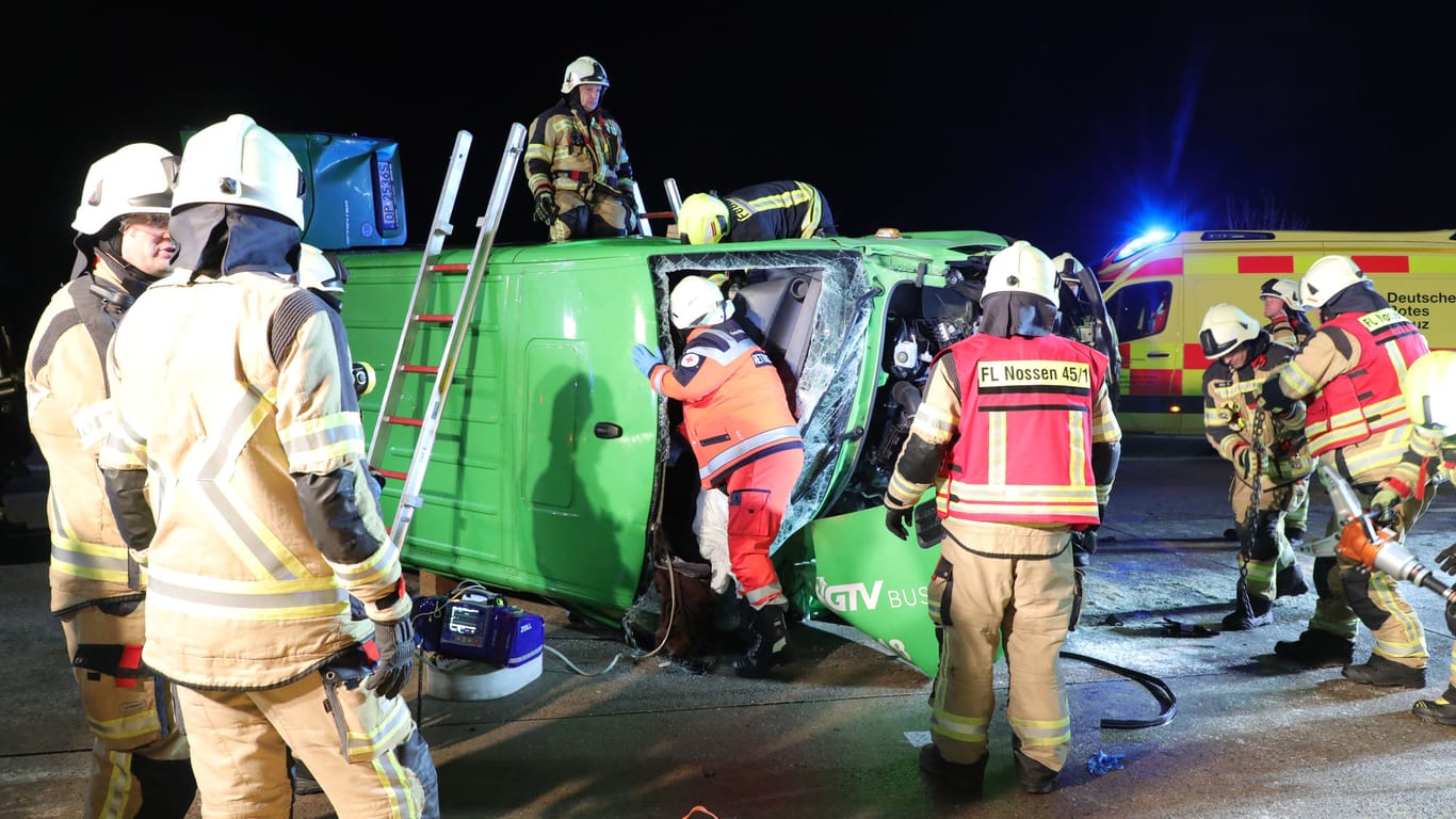 Feuerwehrkräfte sind an dem verunfallten Kleinbus zu Gange: Mehrere Personen wurden in dem Fahrzeug eingeklemmt.