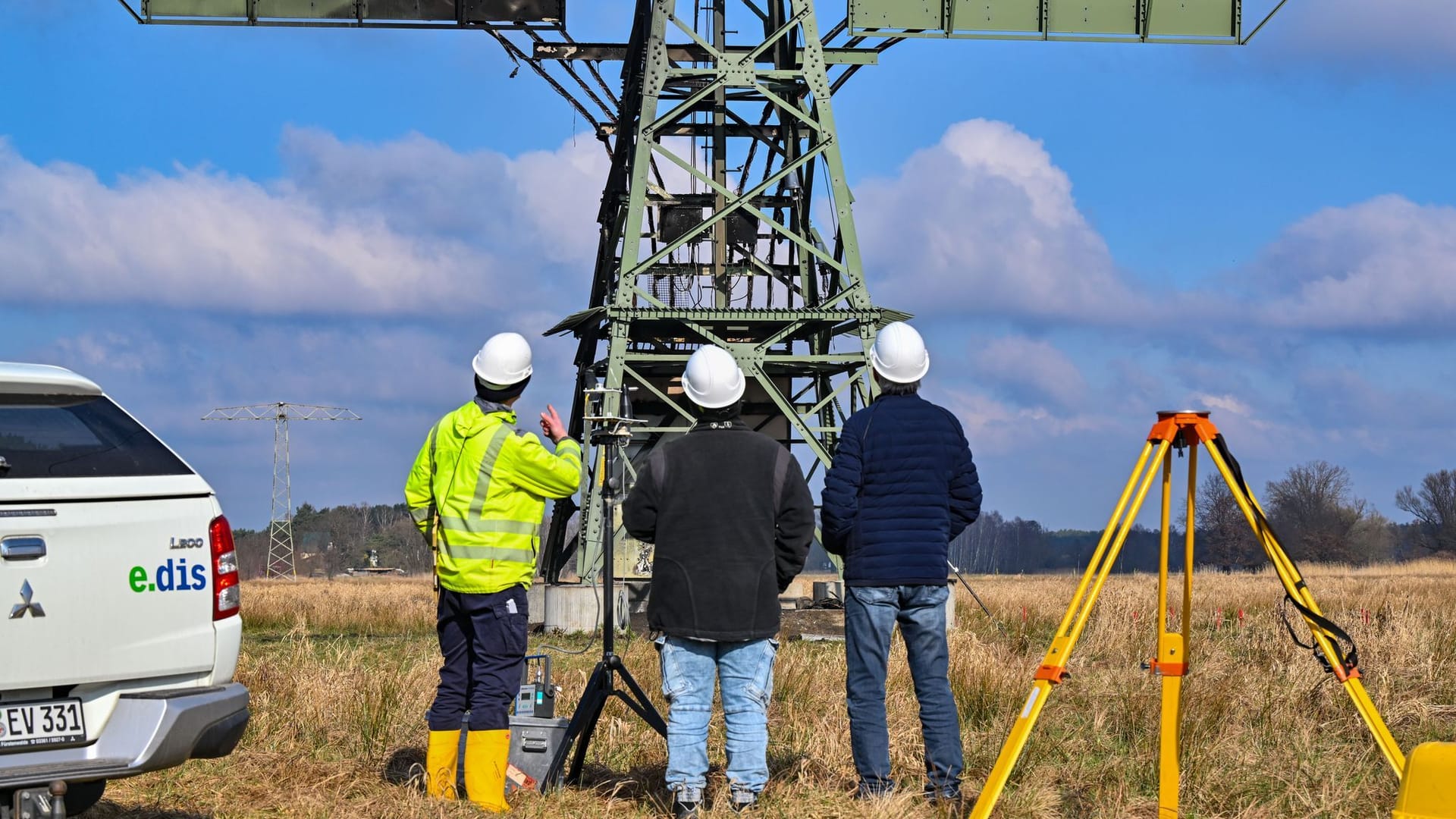 Grünheide: Der Strommast wird untersucht.