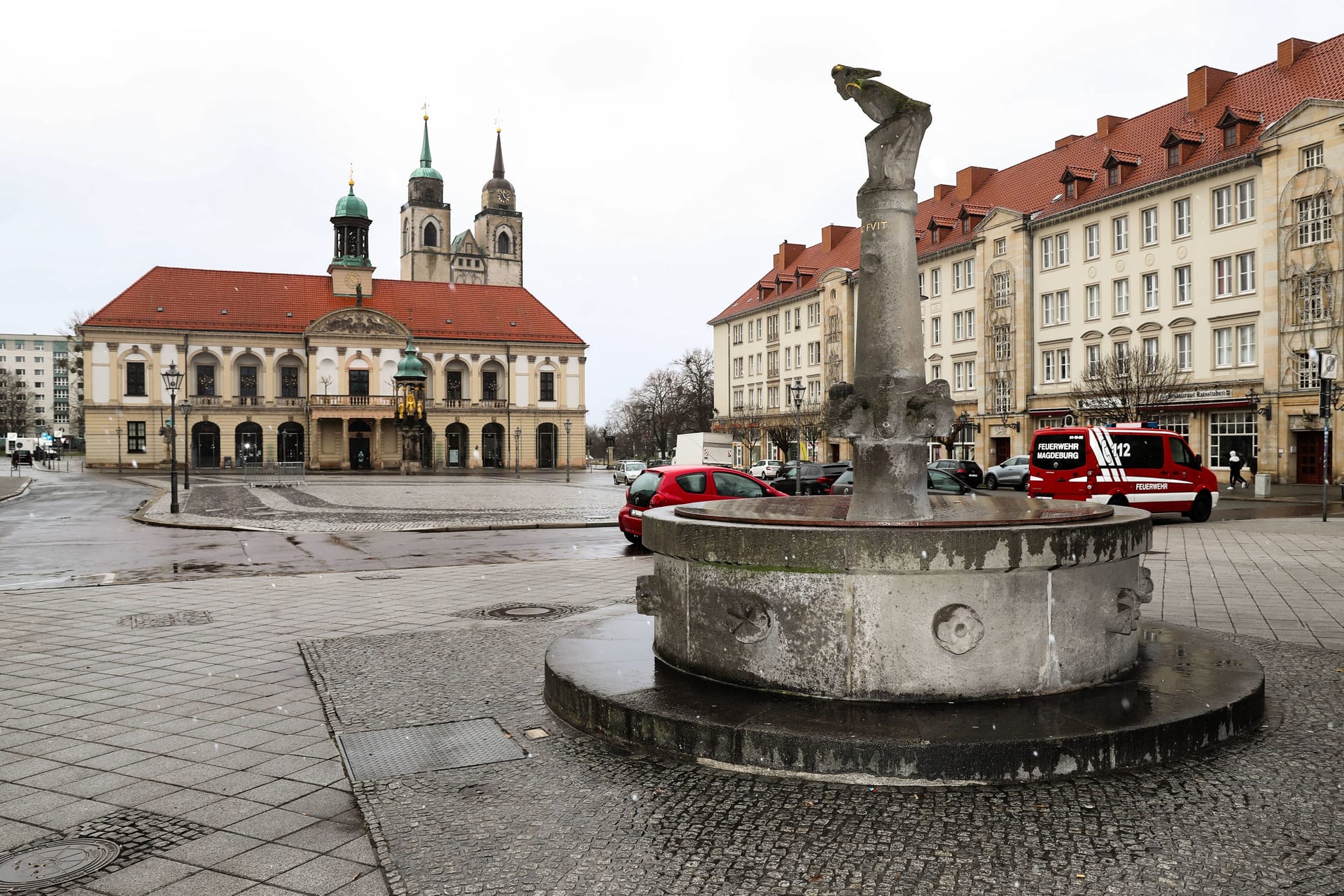 Rathaus in Magdeburg (Archivbild): Die zwei Personen erlagen ihren Verletzungen.