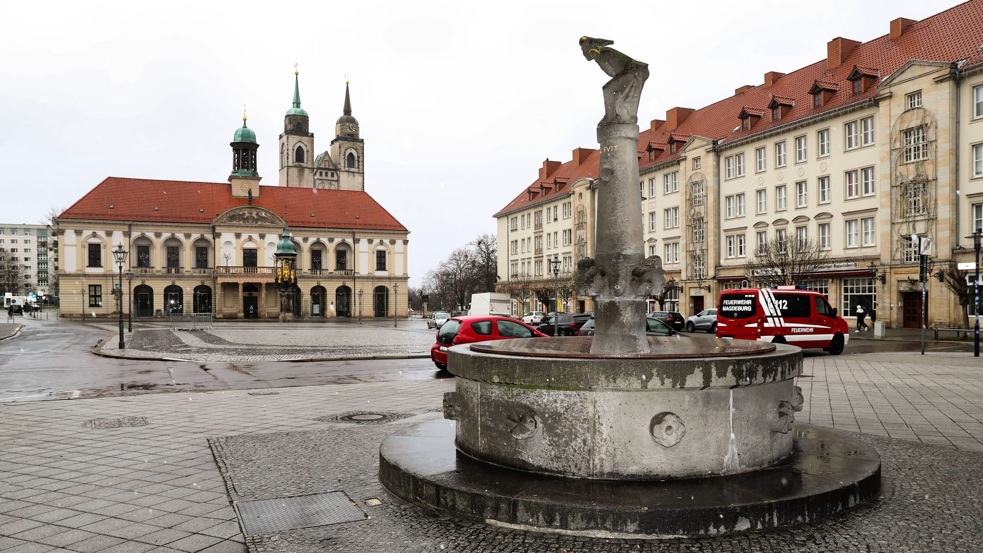 Rathaus in Magdeburg (Archivbild): Die zwei Personen erlagen ihren Verletzungen.