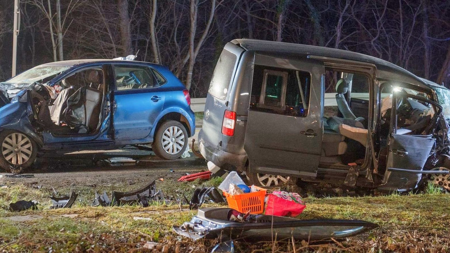 Unfallstelle in Rüdersdorf bei Berlin: Den Einsatzkräften bot sich ein erschreckendes Bild. Unfallstelle in Rüdersdorf bei Berlin: Den Einsatzkräften bot sich ein erschreckendes Bild.