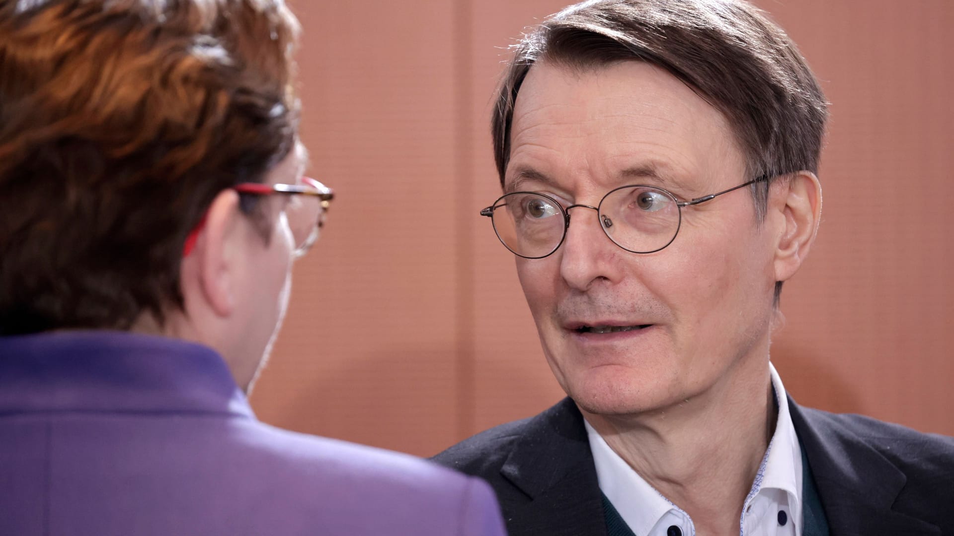 Gesundheitsminister Karl Lauterbach mit Kabinettskollegin Klara Geywitz (Archivfoto): Die Kliniken im Land haben Finanzierungsnöte.