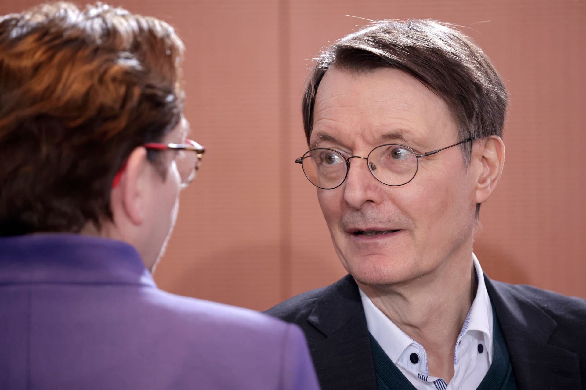 Gesundheitsminister Karl Lauterbach mit Kabinettskollegin Klara Geywitz (Archivfoto): Die Kliniken im Land haben Finanzierungsnöte.