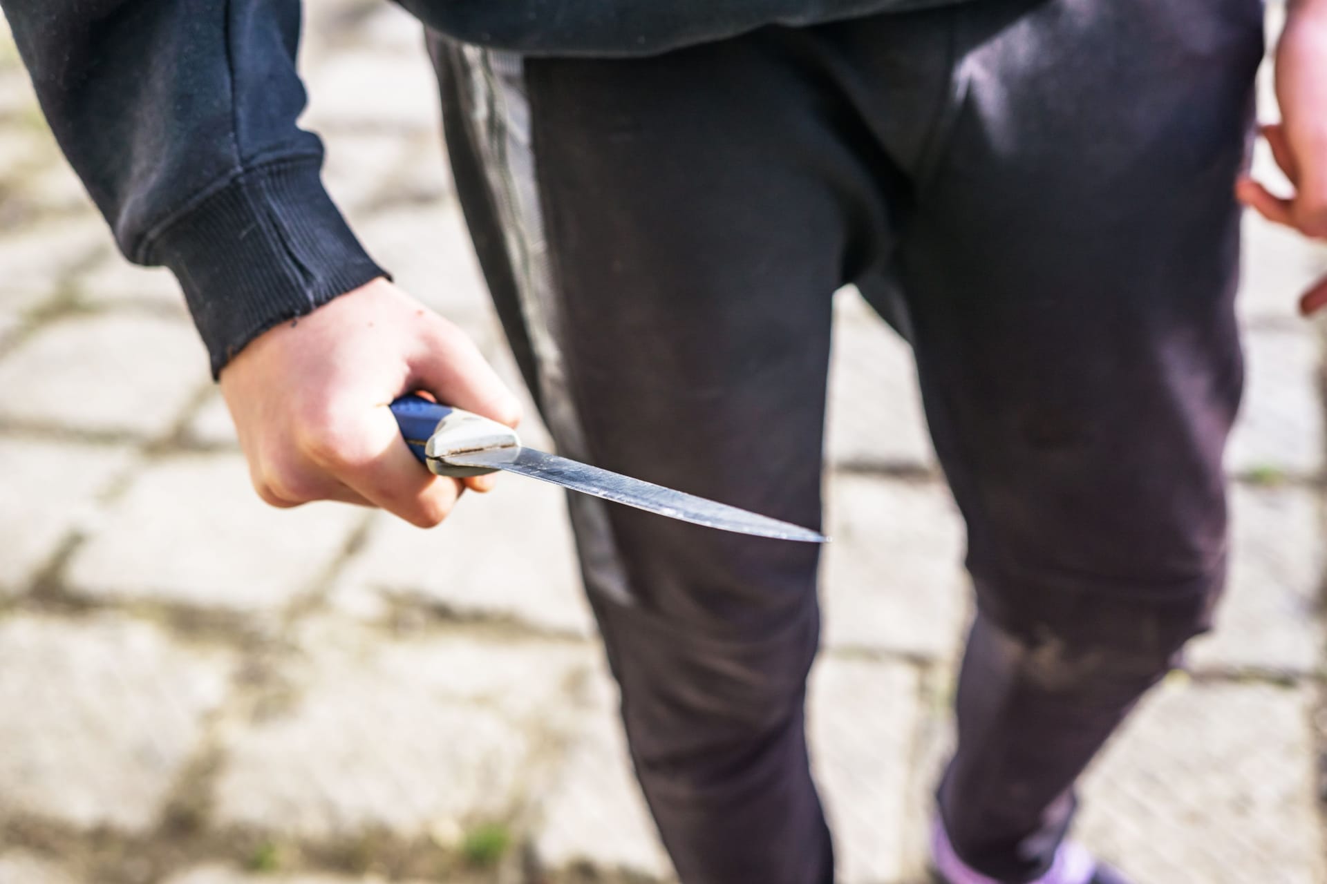 Ein Junge hat ein Messer bei sich (Symbolbild): In Berlin gibt es immer mehr Gewalt an Schulen.