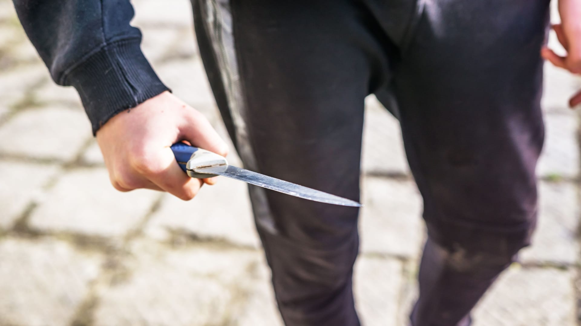 Ein Junge hat ein Messer bei sich (Symbolbild): In Berlin gibt es immer mehr Gewalt an Schulen.