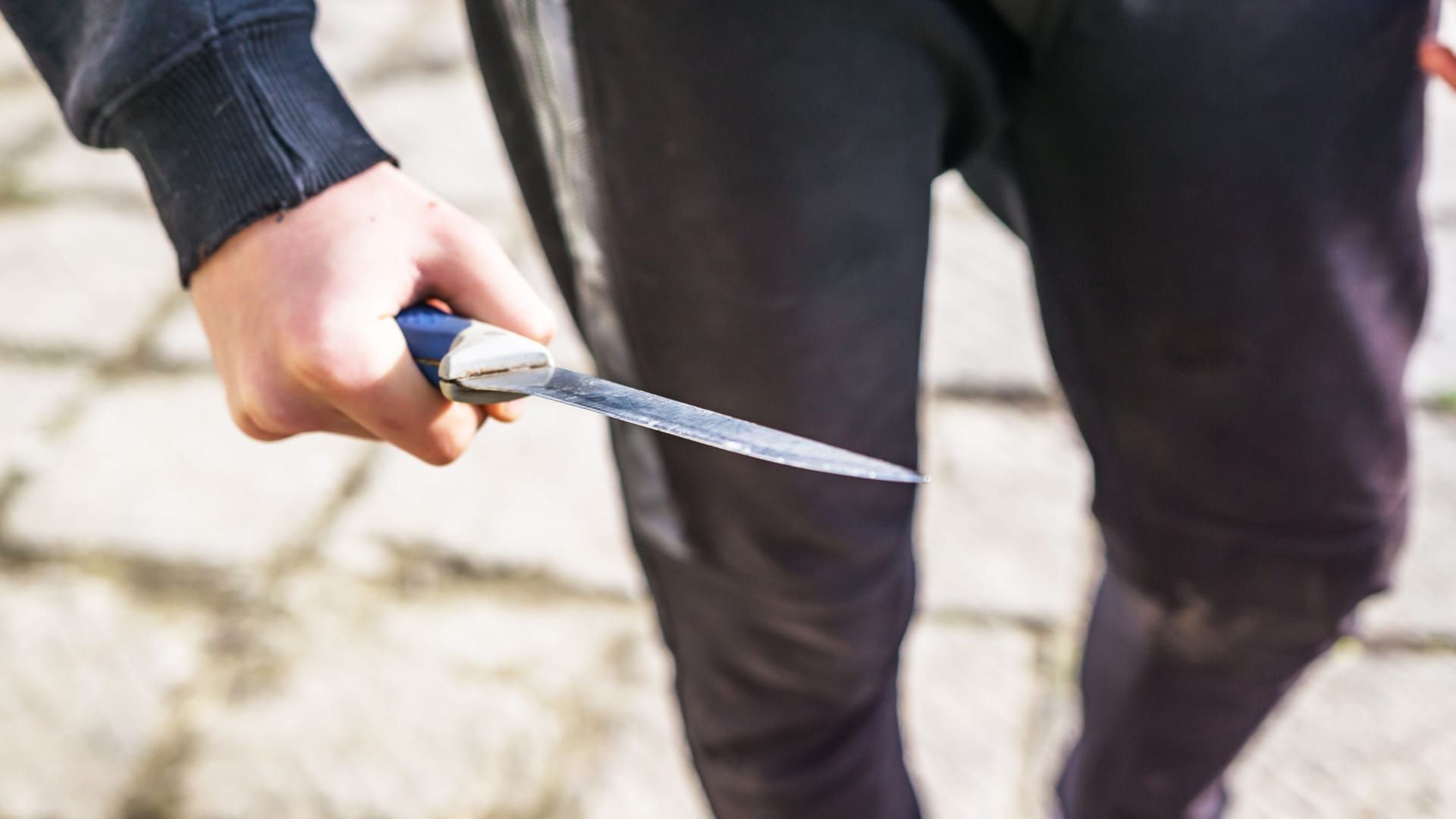 Ein Junge hat ein Messer bei sich (Symbolbild): In Berlin gibt es immer mehr Gewalt an Schulen.