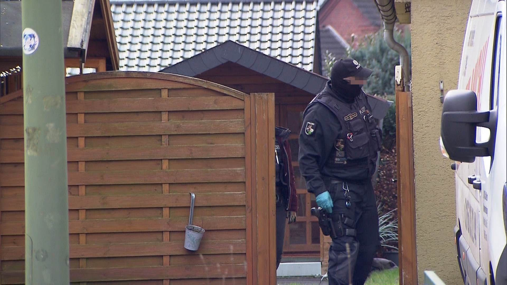 Zugriff: Am Mittwochnachmittag stürmten schwerbewaffnete Spezialeinheiten ein Wohnobjekt an der Evinger Straße.