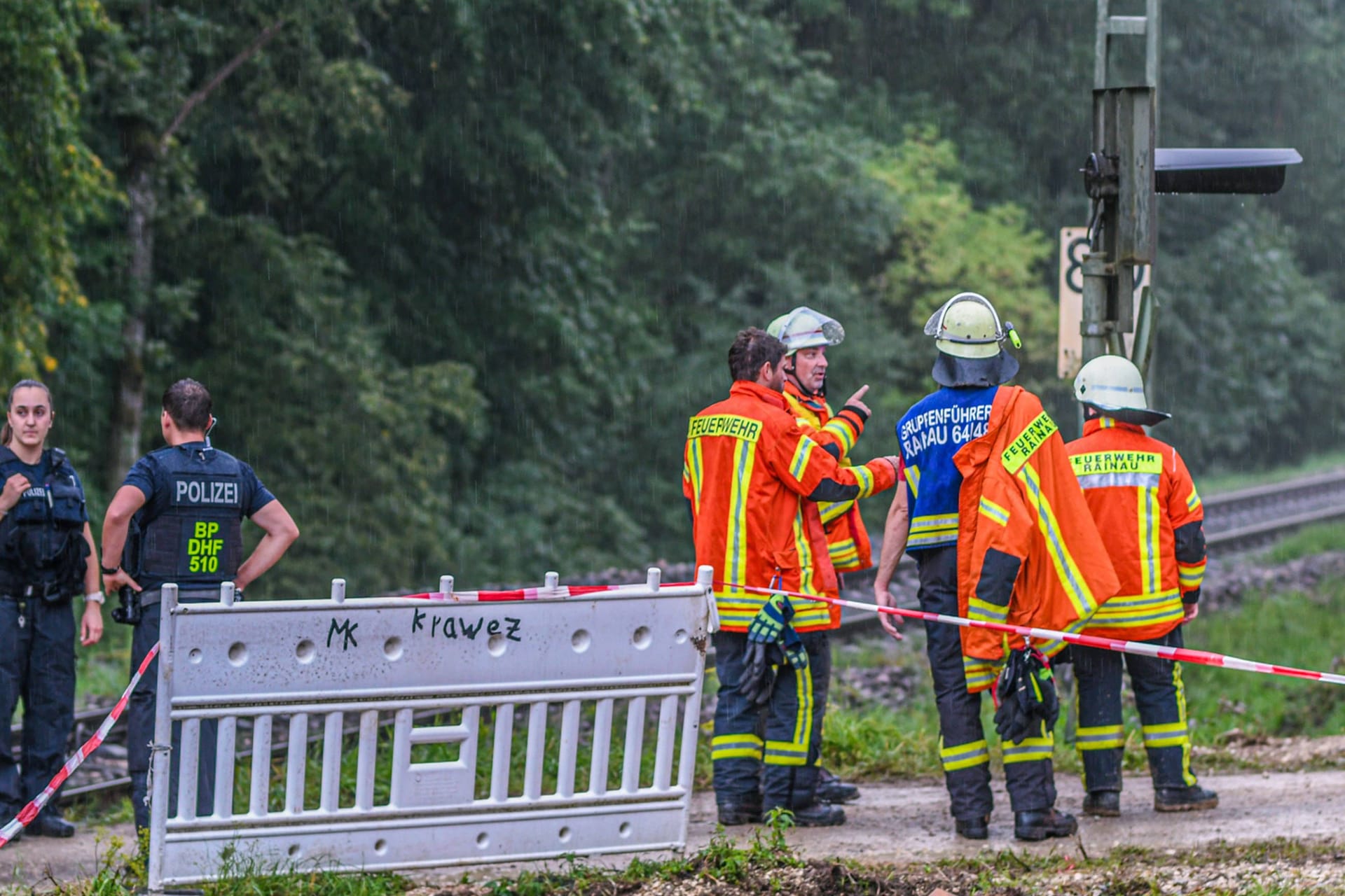 Rettungseinsatz an Bahngleisen (Symbolfoto): Das Unglück bei Frankfurt ereignete sich während Bauarbeiten an einer ICE-Strecke.