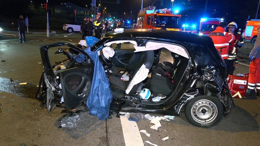 Unfallstelle in Mülheim an der Ruhr: Mehrere Menschen mussten in eine Klinik gebracht werden.