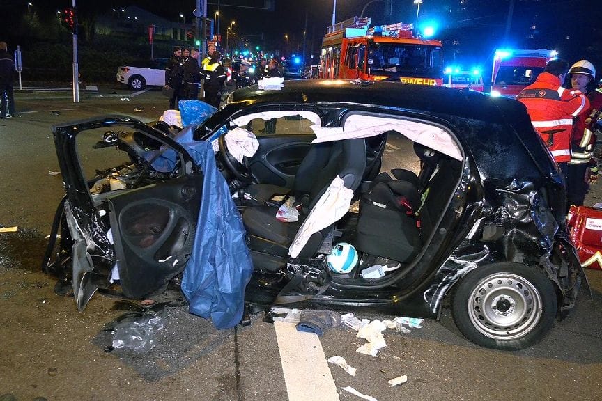 Unfallstelle in Mülheim an der Ruhr: Mehrere Menschen mussten in eine Klinik gebracht werden.