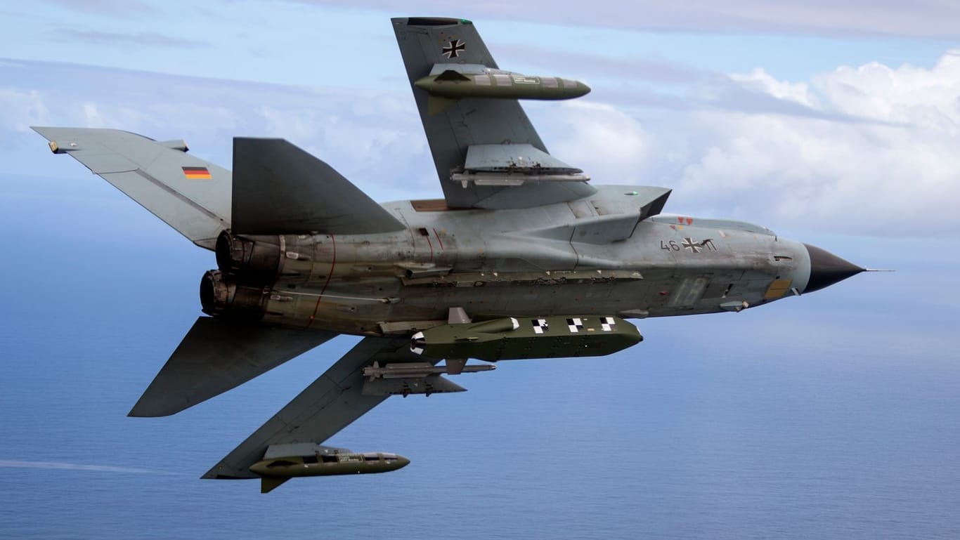Ein Kampfjet Tornado, bestückt mit dem Lenkflugkörper Taurus.