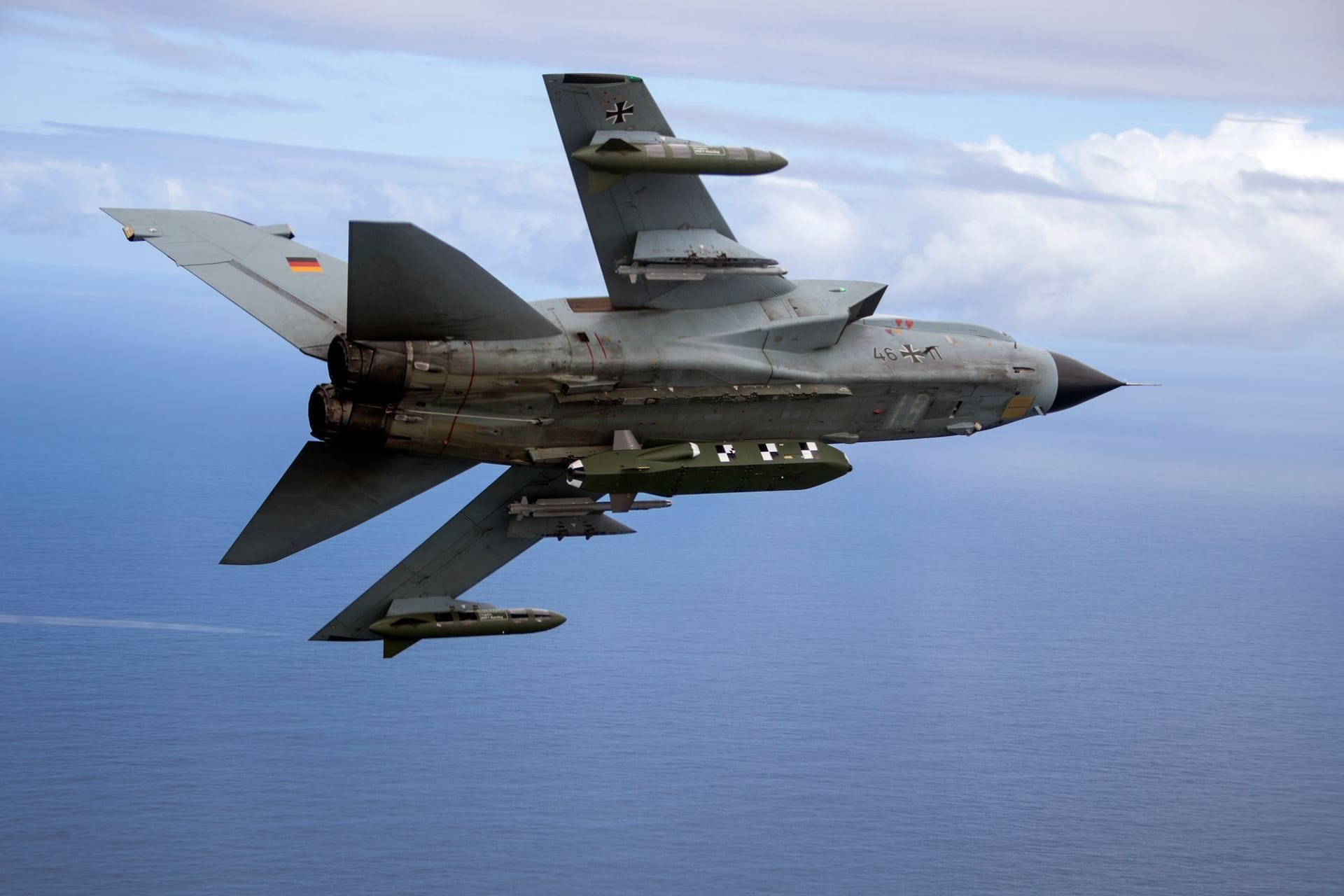 Ein Kampfjet Tornado, bestückt mit dem Lenkflugkörper Taurus.