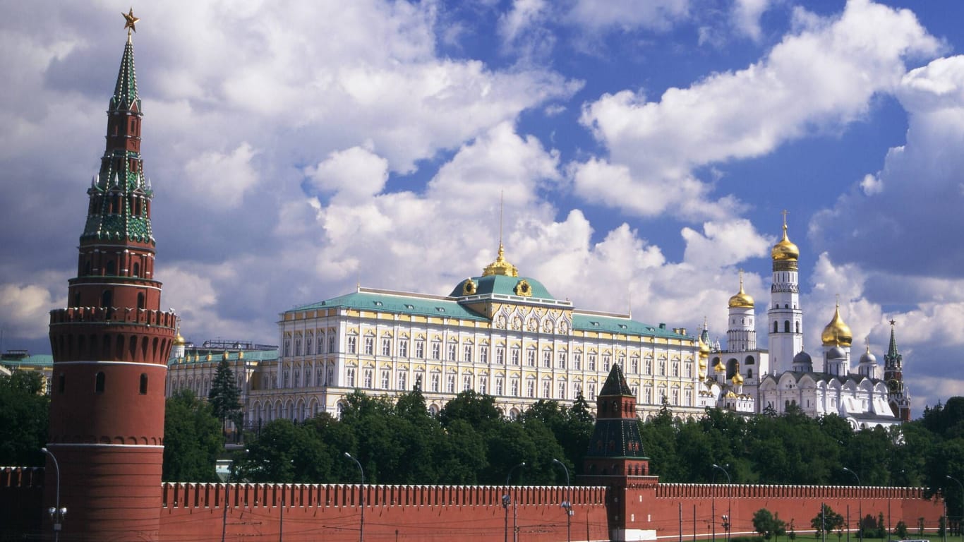 Blick auf den Kreml (Archivbild): Russische Hacker sollen deutsche Politiker angegriffen haben.